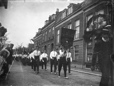 853324 Afbeelding van een optocht in de Oude Kerkstraat te Utrecht; rechts het Café G.W. de Vos (Oude Kerkstraat 27).